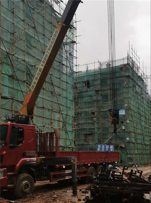 三元区“慢工细活”—— 吊车的 “微动控制” 技术